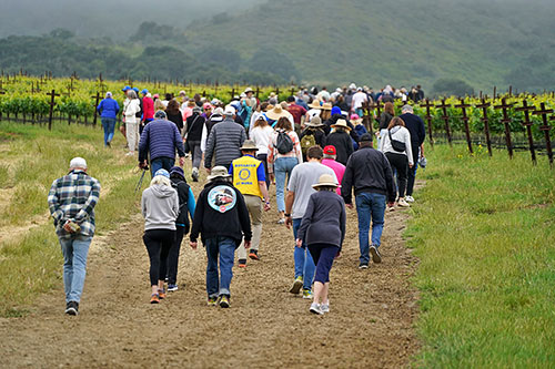 asistentes caminando por un sendero