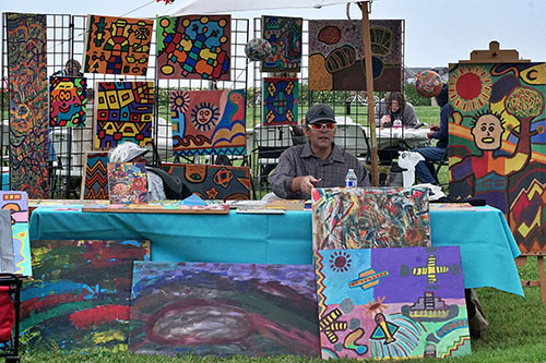 un artista en su mesa